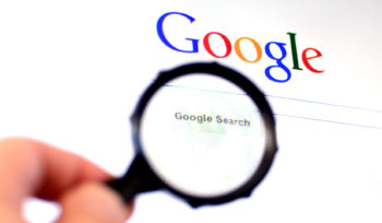 Lupa sobre buscador Google